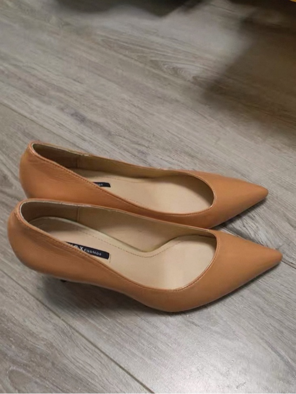 Women’s Pointed-Toe Pumps in Tan